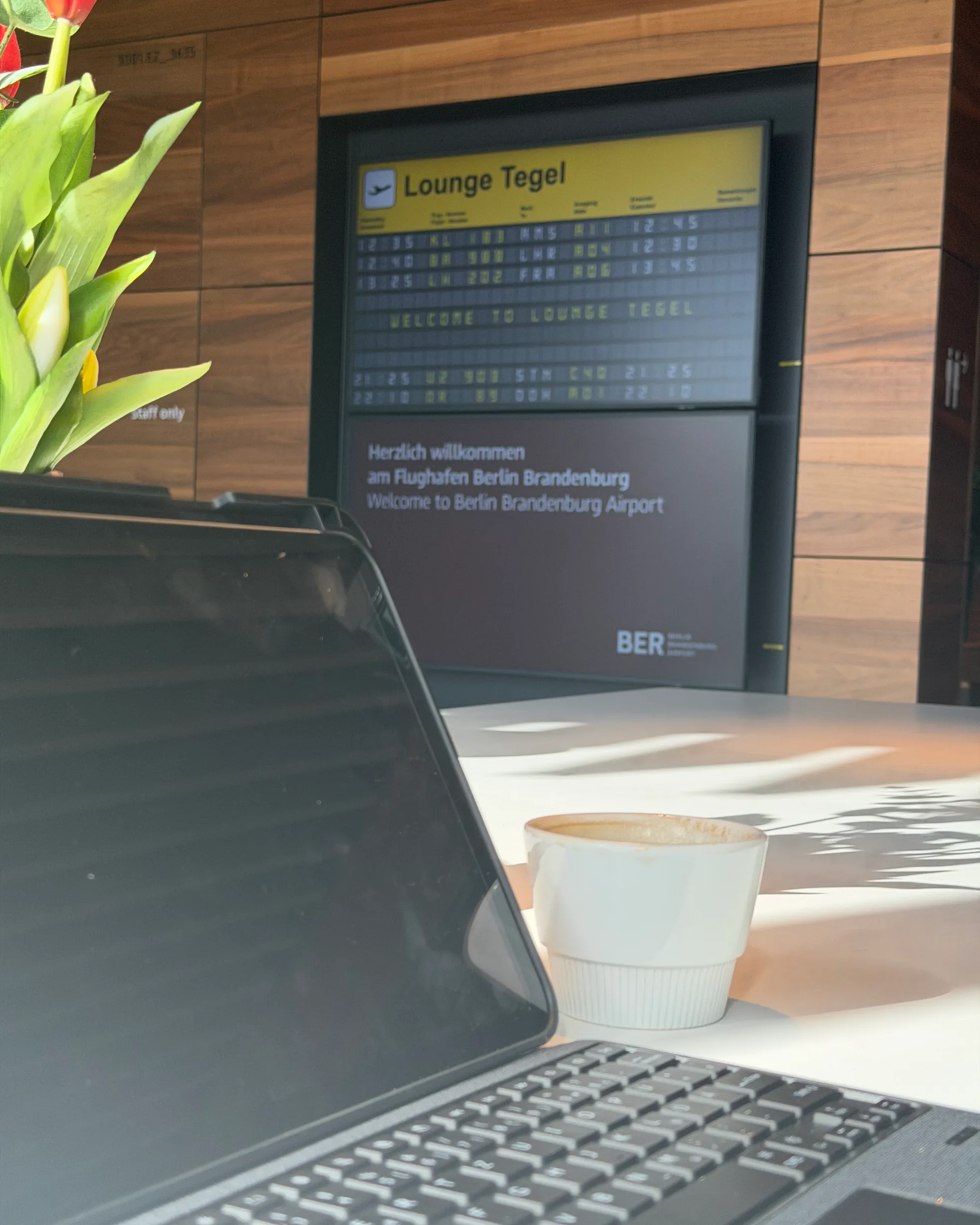 Laptop und Kaffee in der Tegel Lounge am Flughafen BER