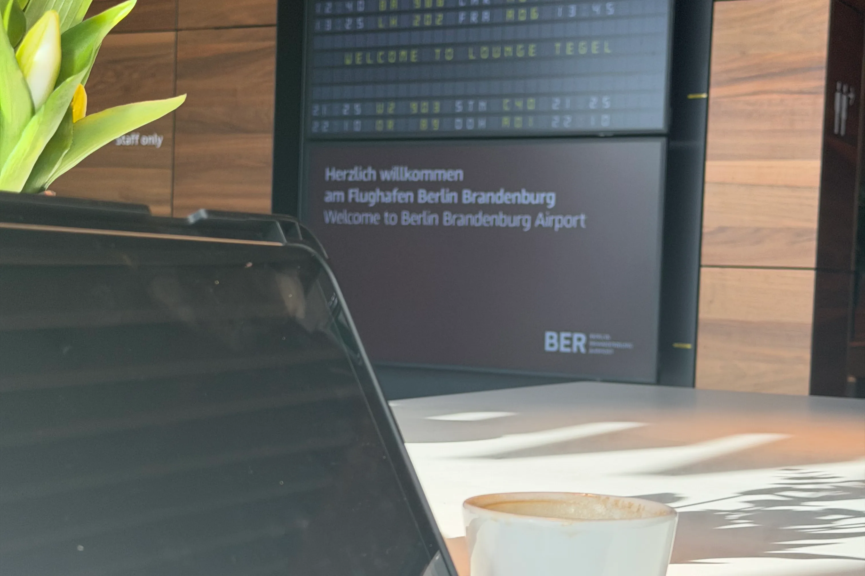 Laptop und Kaffee in einer Lounge am Flughafen BER