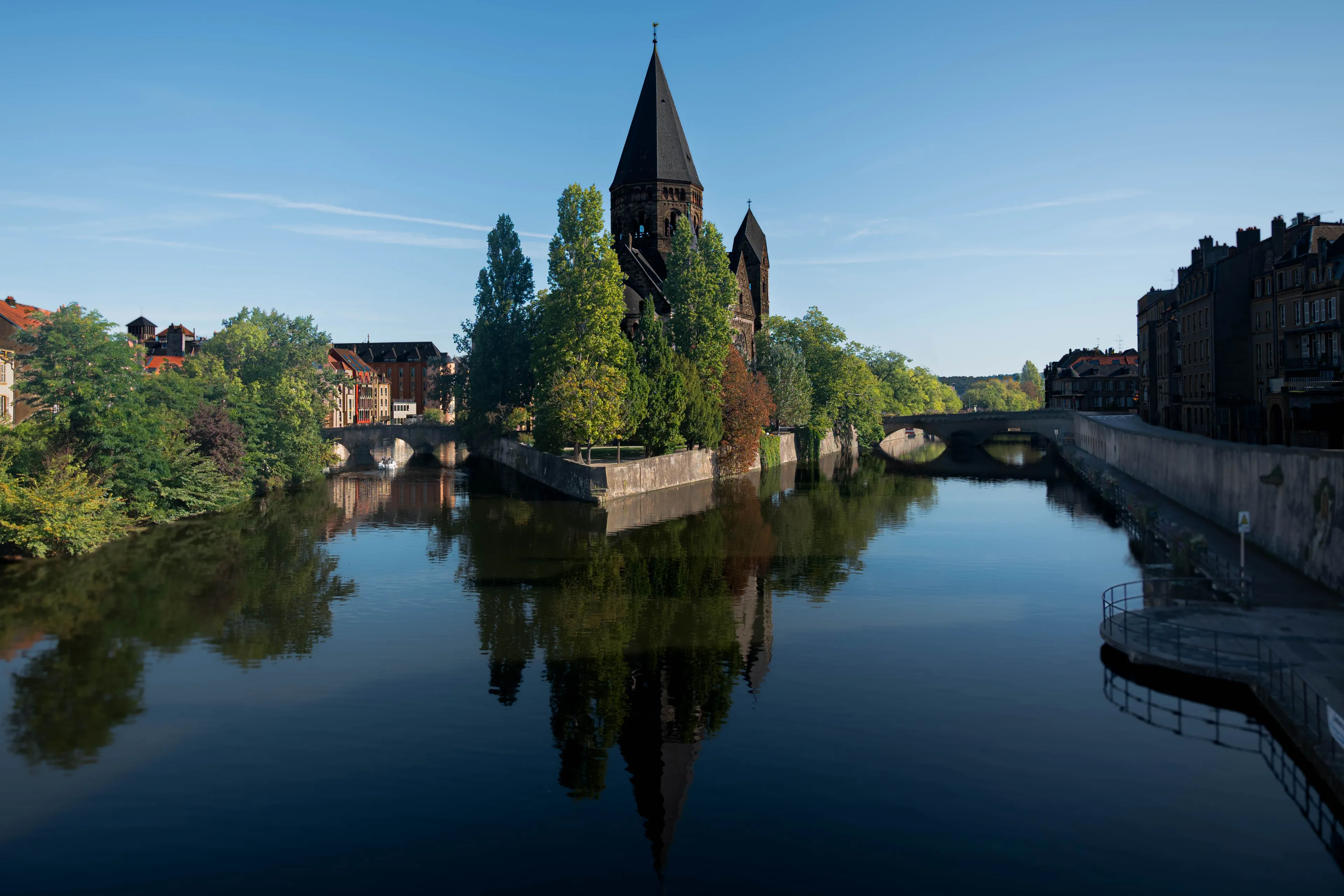 Der Temple Neuf in Metz auf seiner Insel in der Mosel, der sich im ruhigen Wasser spiegelt
