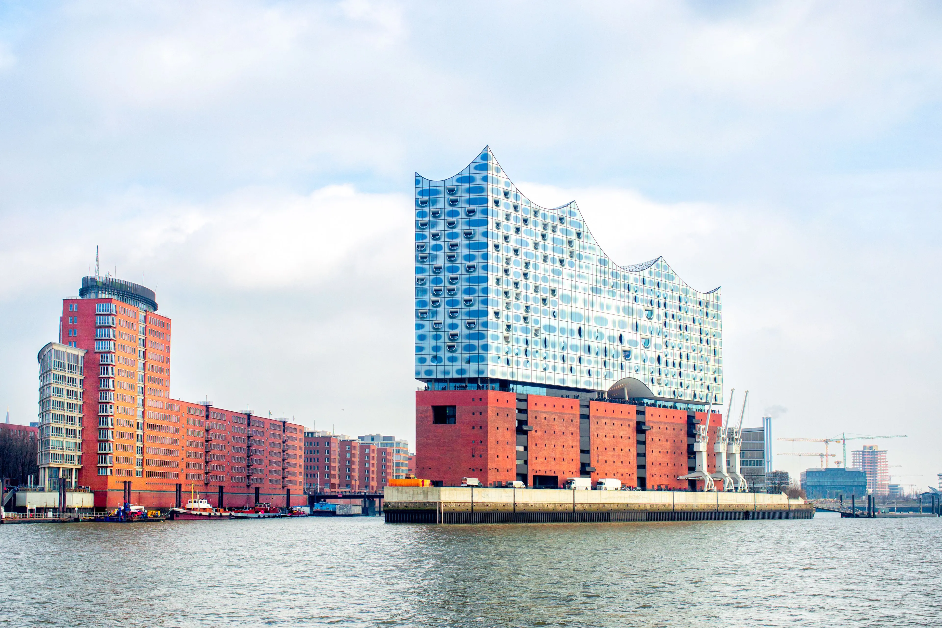 Elbphilharmonie an der Elbe in Hamburg