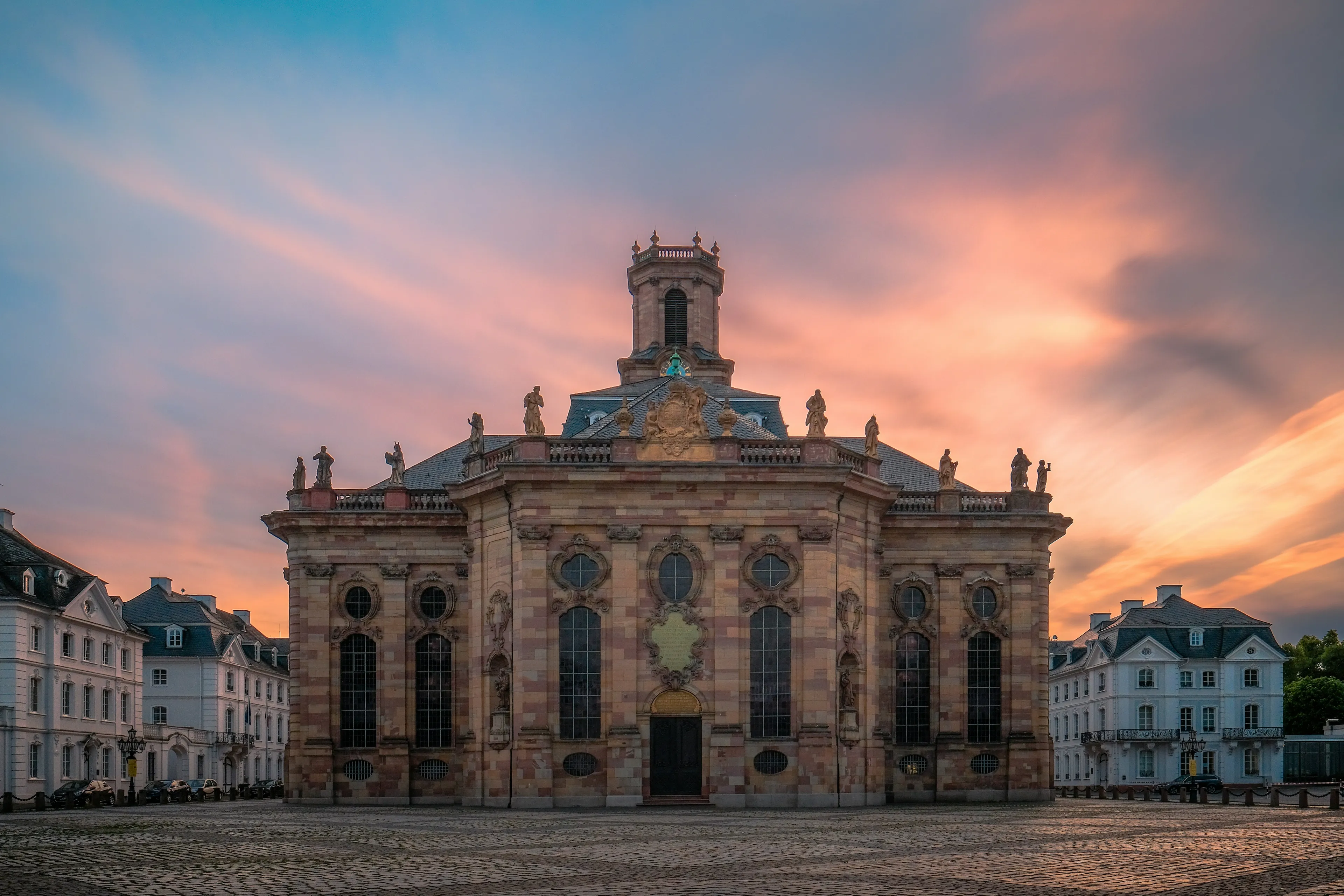 Barocke Ludwigskirche in Saarbrücken bei Sonnenuntergang